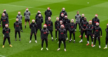 محمد صلاح ونجوم ليفربول يرتدون قبعة سانتا كلوز: أجواء احتفالية بمران الريدز