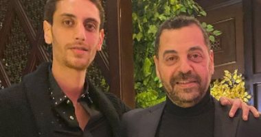 طارق العريان فى صورة مع ابنه عمر ومتابعيه : ابنك ولا أخوك