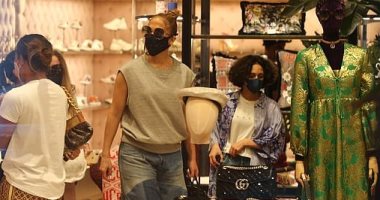 جينفر لوبيز تقف"فى طابور"لدخول متجر Gucci بميامى مع ابنتها إيمى.. فيديو وصور