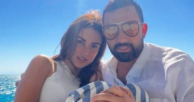 درة فى صورة رومانسية مع زوجها هانى سعد وقت شروق الشمس فى عرض البحر