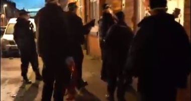 لحظة اقتحام الشرطة البريطانية حفل ضم 60 شخصا فى شقة سكنية.. فيديو وصور