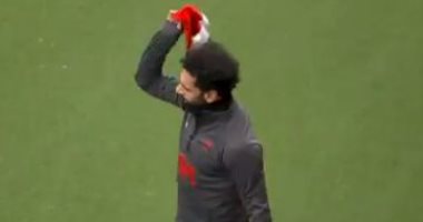 محمد صلاح وكتيبة ليفربول يحتفلون بعيد الميلاد بارتداء قبعات بابا نويل.. فيديو
