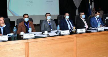 رش وتعقيم شوارع دسوق بكفر الشيخ ليلا للوقاية من انتشار كورونا.. صور