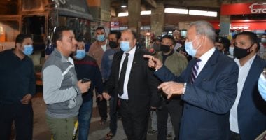 محافظ القليوبية يفاجئ موقف سيارات بنها ويحرر 15 محضرا لعدم ارتداء كمامات.. صور