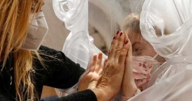 بابا نويل يتسلق الجدار.. هكذا انتصرت الإنسانية للأطفال المصابين بكورونا.. ألبوم صور