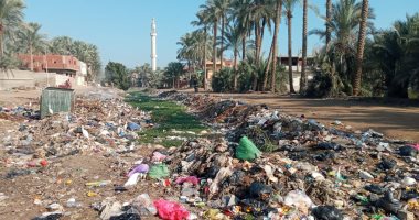 قارئ يشكو تراكم القمامة بمصرف القرين بالشرقية.. ورئيس المدينة يرد