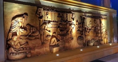 لوحات فنية وجداريات تزين كورنيش الأقصر بأيدى طلبة الفنون الجميلة.. صور