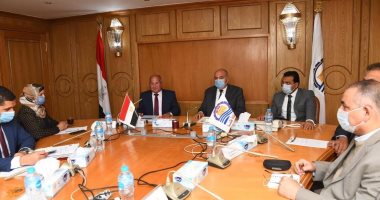 وفد وزارة التخطيط يتابع مستوى أداء المراكز التكنولوجية بمحافظة قنا 