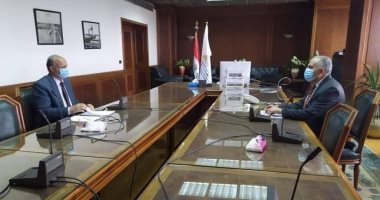 وزير الرى يتابع مشروعات تأهيل الترع والرى الحديث مع مسئولى الوزارة