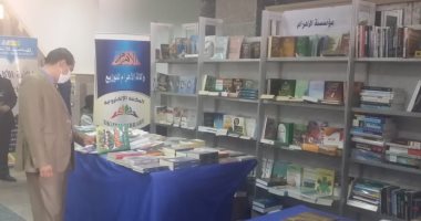صور.. استعدادات معرض الكتاب قبل افتتاحه بجامعة أسوان