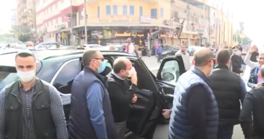 الرئيس يستجيب لهتافات مواطنين بالشارع "بنحبك يا ريس" وينزل من سيارته.. فيديو