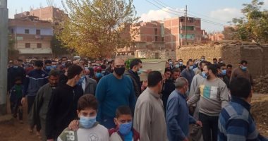 تشييع جثمان المستشار لاشين إبراهيم لمثواه الأخير بمسقط رأسه فى بنها.. الحزن يخيم على أهالى قرية ميت عاصم.. المشيعون يلتزمون بالإجراءات الاحترازية.. ومحافظ القليوبية ومدير الأمن يتقدمان الجنازة.. فيديو وصور