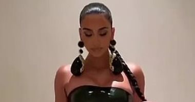 كيم كارديشيان تستعرض ملابسها وإكسسواراتها فى حفل عائلى بالكريسماس.. صور