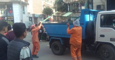 التنمية المحلية تزيل إشغالات من أمام منزل عباس العقاد بمصر الجديدة.. صور