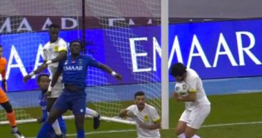 الحكم ينقذ حجازى فى لقطة مثيرة للجدل بكلاسيكو الهلال ضد الاتحاد.. فيديو