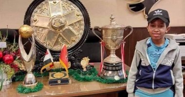 ضحية احتفالات الأهلى ببطولة أفريقيا فى نجع حمادى يلتقط صورا تذكارية بالنادى
