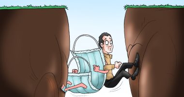 الكمامة وسيلة الحماية من فيروس كورونا في كاريكاتير اليوم السابع