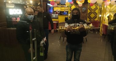 ضبط 9 كافيهات تقدم الشيشة بالدقى والحى يصادرها.. صور