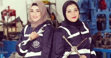 فتاتان من الإسكندرية تقتحمان مهن الرجال بالعمل فى ميكانيكا السيارات.. إسراء: حققت حلمى وشجعت شقيقتى للالتحاق معى بدراسة المجال.. وتؤكدان: "بنصلح العربيات المتعطلة فى الشارع وبنفرح لما بننجح فى صيانتها".. صور