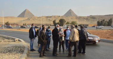 محافظ الجيزة يتفقد أعمال إنشاء القواعد الخرسانية بكبارى المشاة بطريق الفيوم.. صور