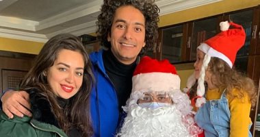 هبة مجدى ومحمد محسن يحتفلان مع ابنتهما بالكريسماس × صورة مع بابا نويل