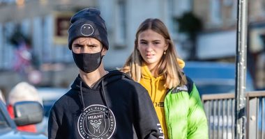 روميو بيكهام وحبيبته يتجولان فى ميامى لشراء مستلزمات احتفالات رأس السنة.. صور