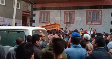 تشييع جثمان الطفلة ليلى بالمنوفية بعد تبرع والدتها لها بفص كبد.. فيديو وصور