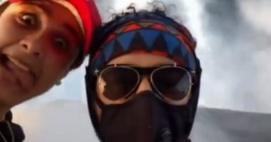 هزار بين ياسمين عبد العزيز ومنى زكى مع أحمد حلمى فى رحلة بحرية.. فيديو