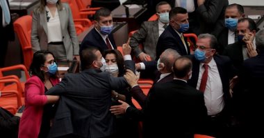 اشتباكات عنيفة وتبادل لكمات بين نواب أردوغان والمعارضة في برلمان تركيا.. صور