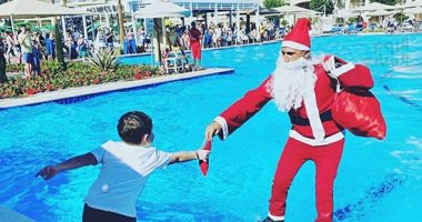 "بابا نوبل الطائر" يقدم عروضه ويوزع هداياه على السياح بفنادق الغردقة.. لاعب الـ"فلاى بورد" المائى يسعد النزلاء ويبهج الأطفال بألعاب بحرية فى حمامات سباحة القرى السياحية.. ويؤكد: هدفنا إسعاد النزلاء.. صور