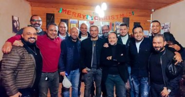 عمرو دياب يحتفل بألبومه الجديد مع صناع أغنيات "يا أنا يا لاء".. صور