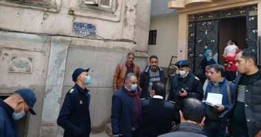 انهيار حائط لعقار آيل للسقوط بحى غرب أسيوط .. صور