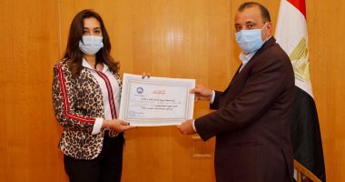 محافظ دمياط تكرم العاملين بالمحافظة وتهنئ مدرسة النيل لفوزها بمسابقة Full Award.. صور