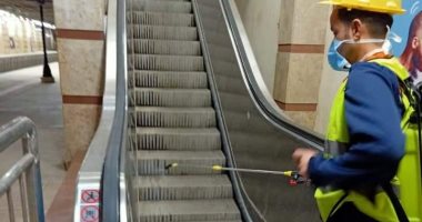 المترو يواصل أعمال تعقيم وتطهير المحطات والقطارات ضد كورونا.. صور