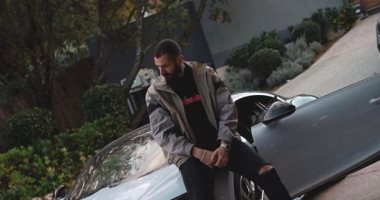 كريم بنزيما يستعرض أحدث سياراته فى أول صورة له بعد عيد ميلاده