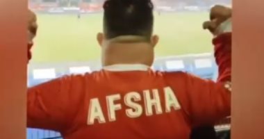 أمح الدولى يؤازر قفشة من ملعب مباراة الأهلى والاتحاد.. فيديو وصور