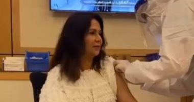 الفنانة نوال الكويتية تتلقى لقاح فيروس كورونا.. فيديو