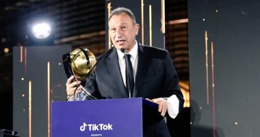 الخطيب يهنئ لاعبى الأهلى بعد التتويج بدورى السلة رجال
