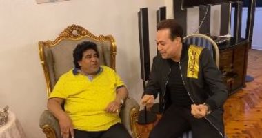 جلسة دندنة وغناء بين حكيم وعدوية.. فيديو