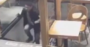"البطولة عنوان" شاب صينى يهرع لإطفاء حريق مطعم فى دقيقتين بعد هروب الزبائن