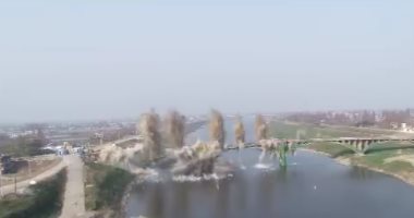 السلطات الصينية تفجر كوبرى ضخم على نهر فى ثوان معدودة.. اعرف القصة