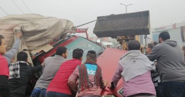 انقلاب سيارة نقل على الطريق الزراعى أمام مدينة قها بالقليوبية.. صور