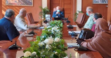محافظ بورسعيد يتابع منظومة عمل خلايا الطاقة الشمسية أعلى المبانى الحكومية 