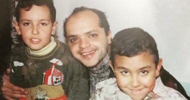 مصطفى بسيط يكشف عن صورة قديمة جمعته بمحمد هنيدى: أيام ما كنت بتكسف