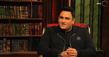 أكرم حسنى يكشف كواليس أول حوار له في الإذاعة مع الزعيم عادل إمام.. فيديو