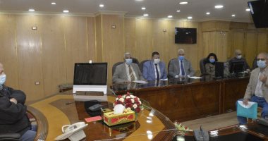 محافظ أسيوط يستقبل مواطنين بالديوان العام لبحث شكواهم وتلبية مطالبهم