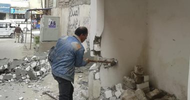 إزالة حوائط تتعدى على المنفعة العامة بحى العجمى غرب الإسكندرية.. صور
