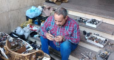 "عم صبحى" أشهر ساعاتى فى قنا.. حول إعاقته الحركية إلى طاقة نور.. صور