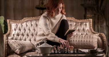 أن تتغير حياتك بسبب 64 مربعا.. أسرار نجاح مسلسل The Queen’s Gambit الذى أثر فى زيادة مبيعات كتب الشطرنج حول العالم بنسبة 603%.. وساهم فى زيادة الإقبال على اللعبة الشهيرة بأضعاف انتشارها بالمعدل الطبيعى