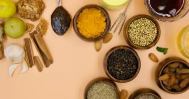 أفضل 7 أشياء طبيعية تقوى المناعة.. منها الكركم والنوم الجيد
